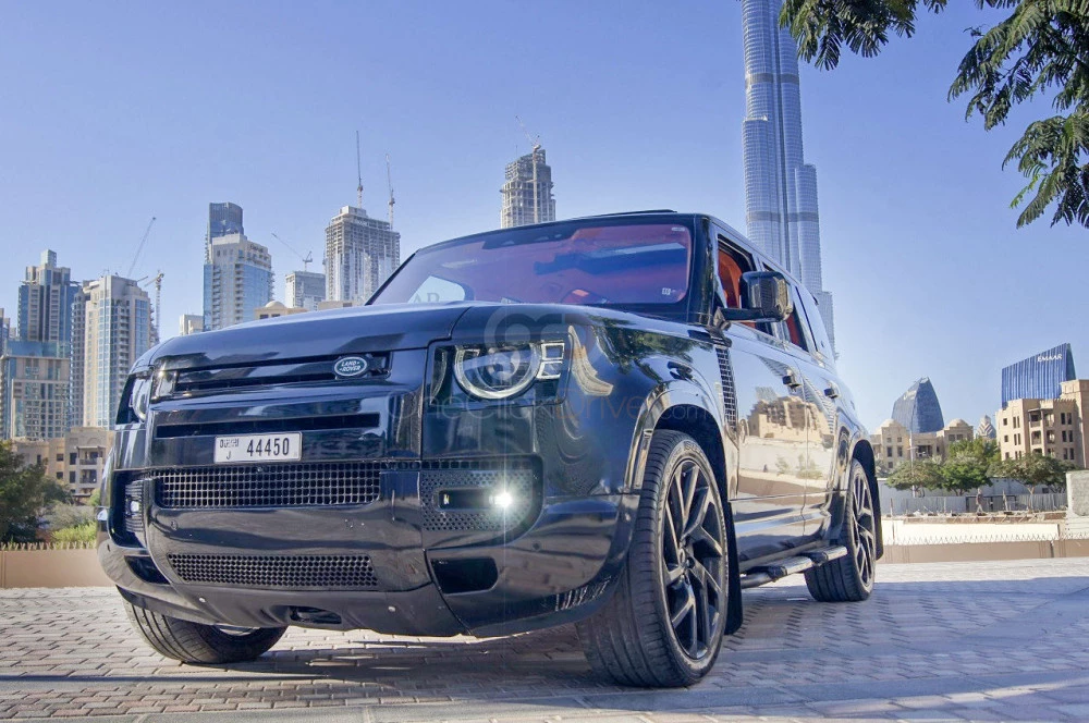 zwart Landrover Verdediger V6 2021 for rent in Dubai 2