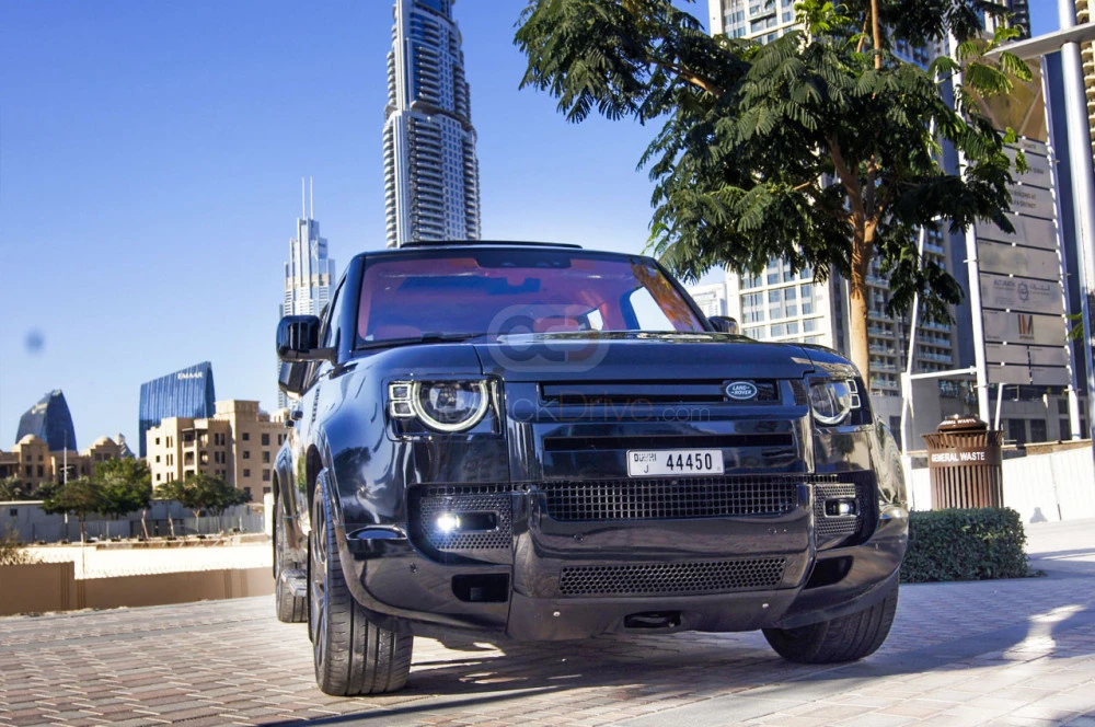 zwart Landrover Verdediger V6 2021 for rent in Dubai 4