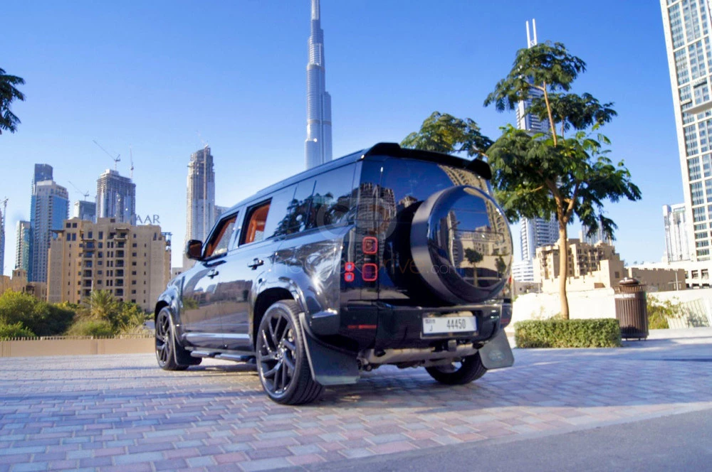 zwart Landrover Verdediger V6 2021 for rent in Dubai 11