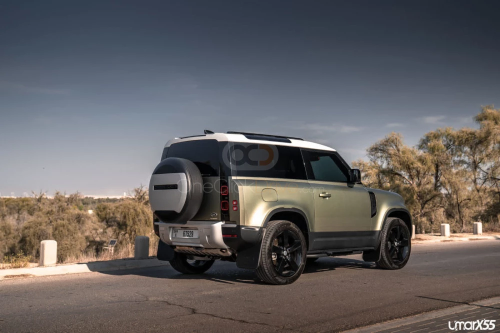 Yeşil Land Rover Defans V6 2022 for rent in Dubai 10
