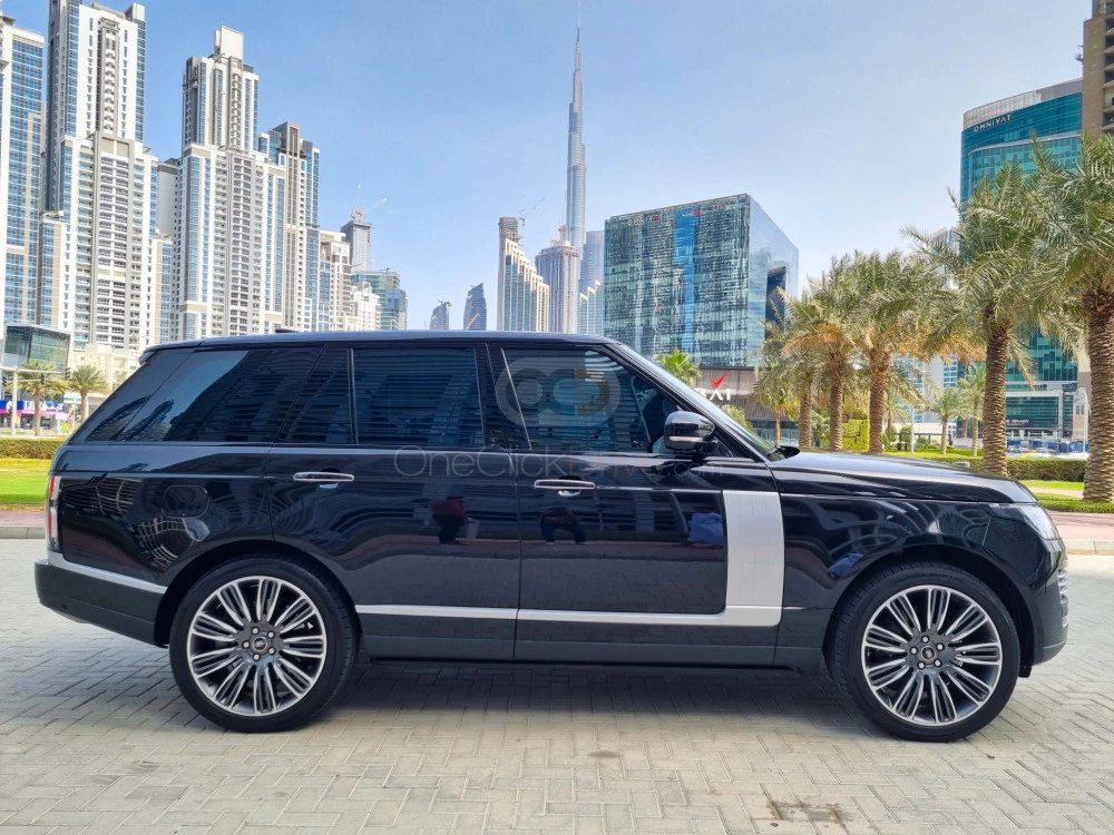 Black Land Rover Range Rover Vogue Supercharged 2020 in Dubai 3