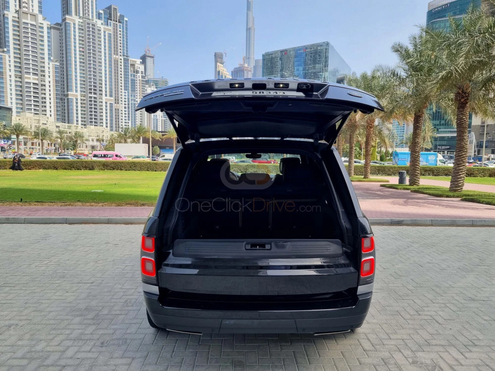 zwart Landrover Range Rover Vogue Supercharged 2020 for rent in Dubai 11