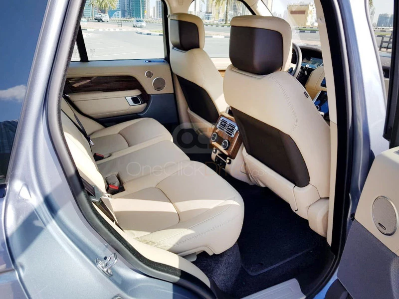 Blauw Landrover Range Rover Vogue SE 2018 for rent in Dubai 5