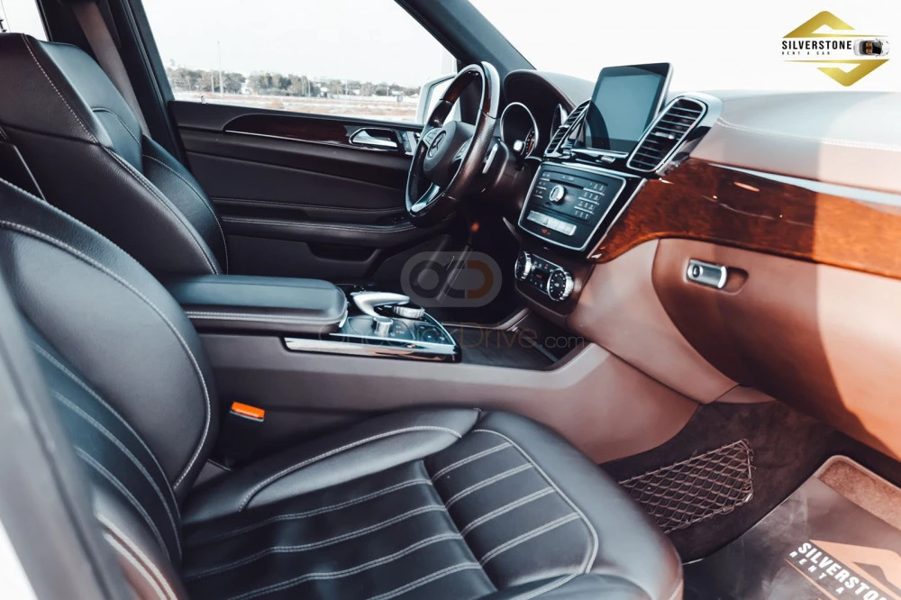 Beyaz Mercedes Benz GLS 500 2019 for rent in Dubai 5