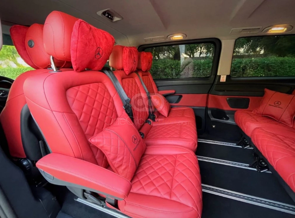Negro Mercedes Benz Maybach V250 2018 for rent in Dubai 7