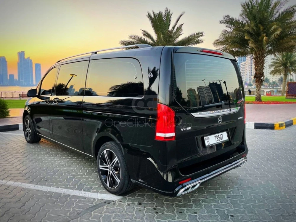 Siyah Mercedes Benz Maybach V250 2018 for rent in Dubai 8