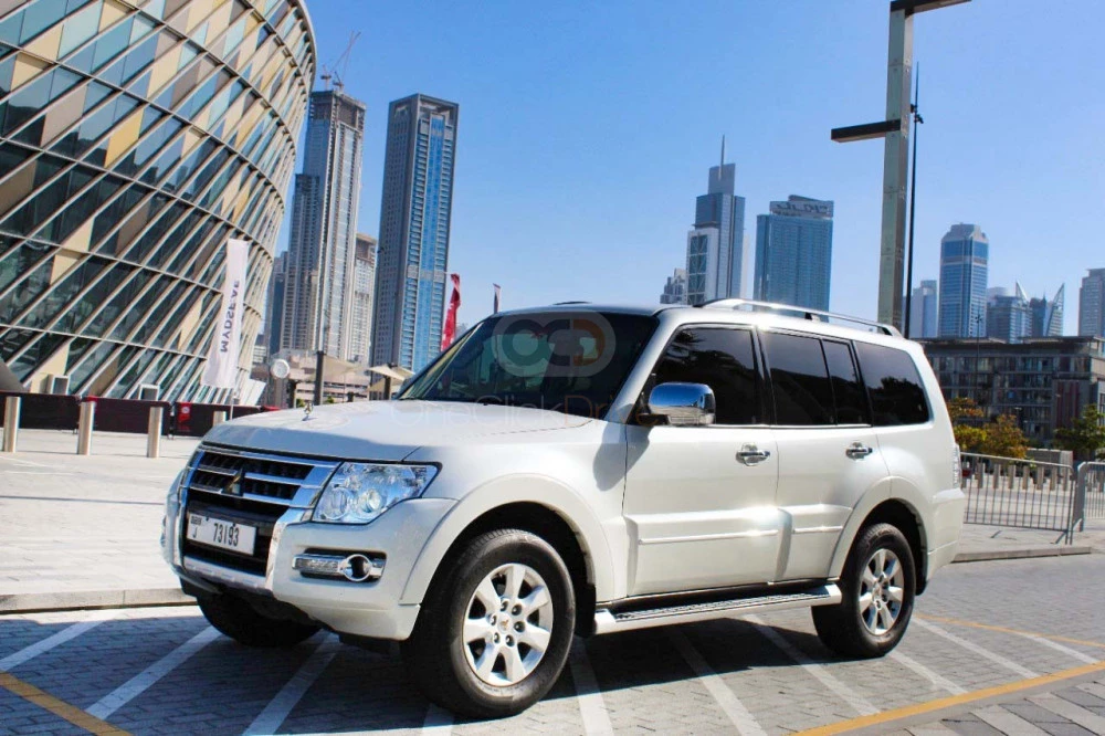 Blanco Mitsubishi Pajero 2019 for rent in Dubai 5