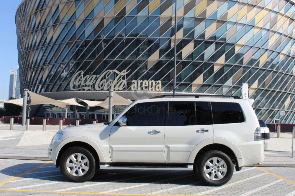 Beyaz Mitsubishi Pajero 2019 for rent in Dubai 3