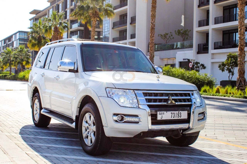 blanc Mitsubishi Pajero 2019 for rent in Dubaï 1