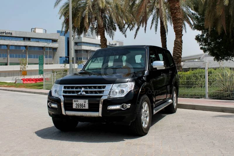 zwart Mitsubishi Pajero 2017 for rent in Dubai 1