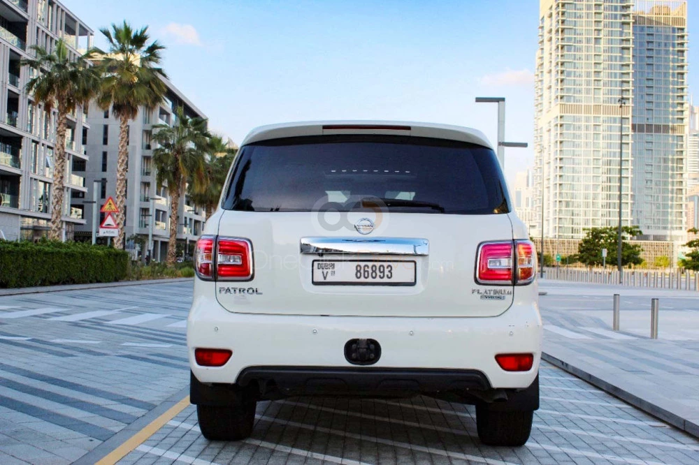Beyaz Nissan Devriye gezmek 2018 for rent in Dubai 7