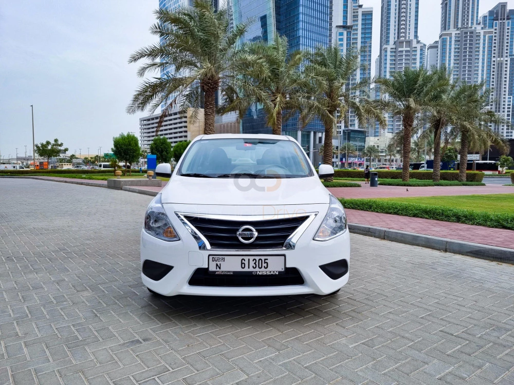 blanc Nissan Ensoleillé 2022 for rent in Dubaï 2