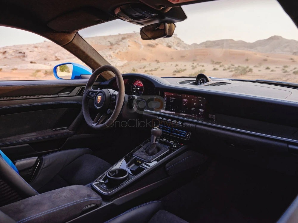 Blauw Porsche 911 GT3 2022 for rent in Dubai 7