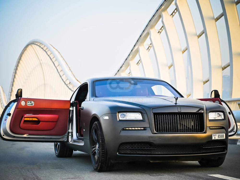Donkergrijs Rolls Royce Wraith 2016 for rent in Dubai 3
