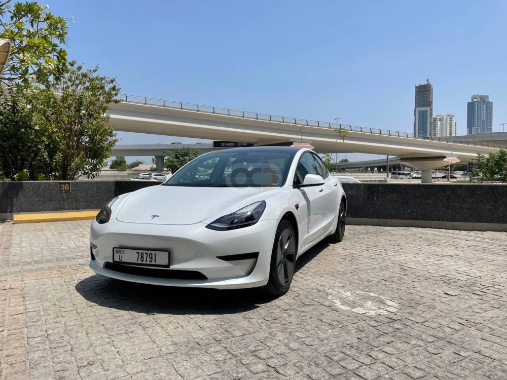Beyaz Tesla Model 3 Standart Artı 2022 for rent in Dubai 2