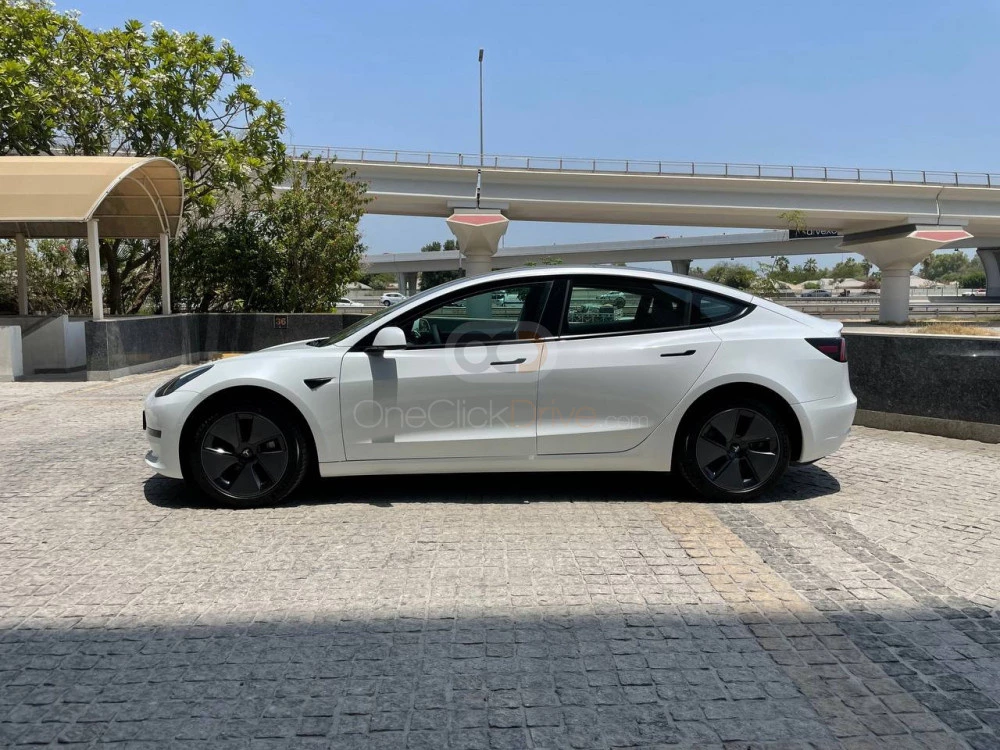 Blanco Tesla Modelo 3 Estándar Plus 2022 for rent in Dubai 4