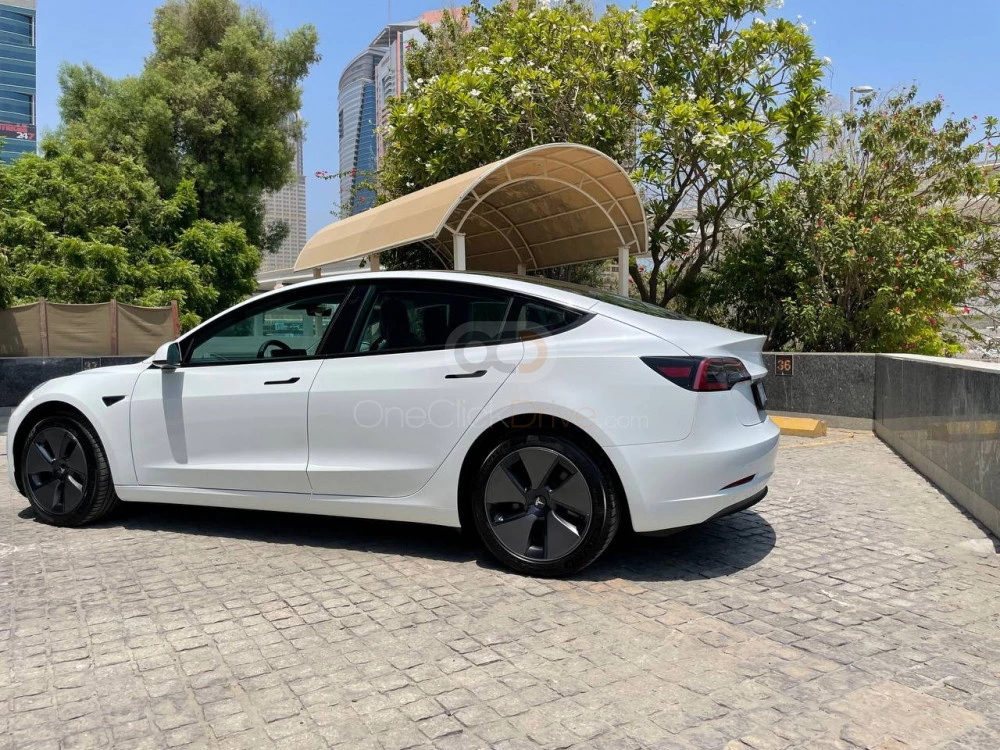blanc Tesla Modèle 3 Standard Plus 2022 for rent in Dubaï 3