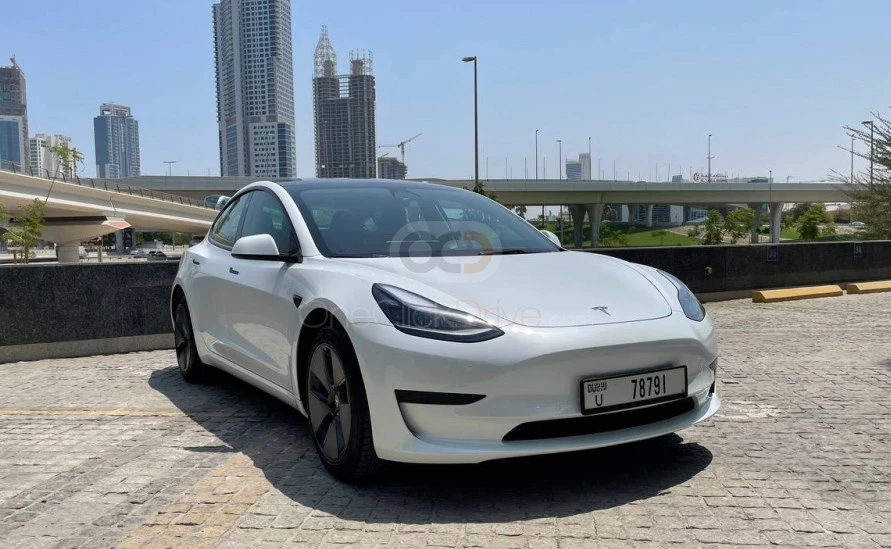 Beyaz Tesla Model 3 Standart Artı 2022 for rent in Dubai 1