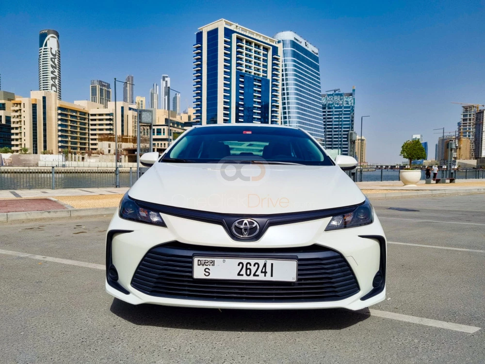 blanc Toyota Corolle 2021 for rent in Dubaï 3