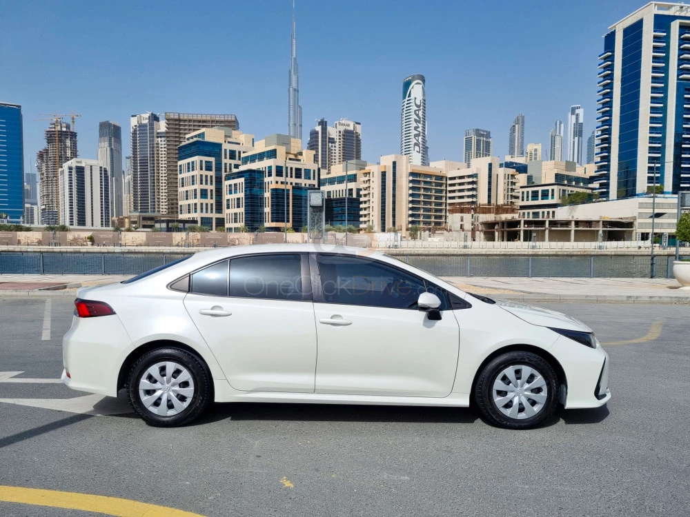 blanc Toyota Corolle 2021 for rent in Dubaï 2