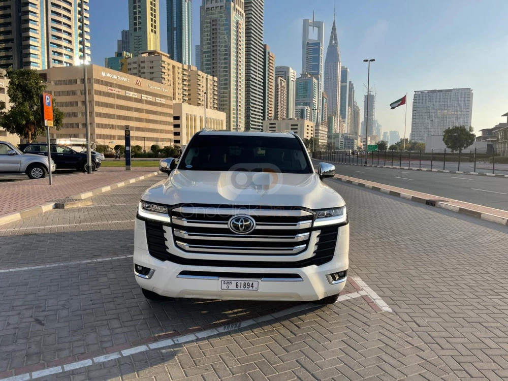 Blanco Toyota Land Cruiser VXR V8 2022 for rent in Dubai 2