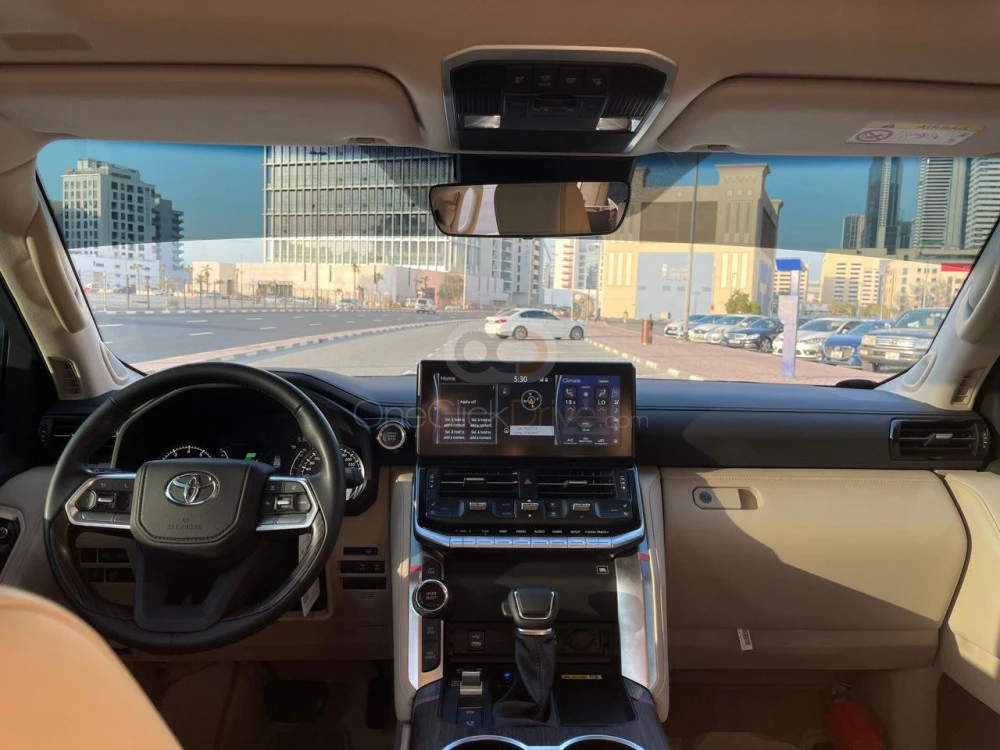 белый Тойота Ленд Крузер VXR V8 2022 г. for rent in Дубай 5