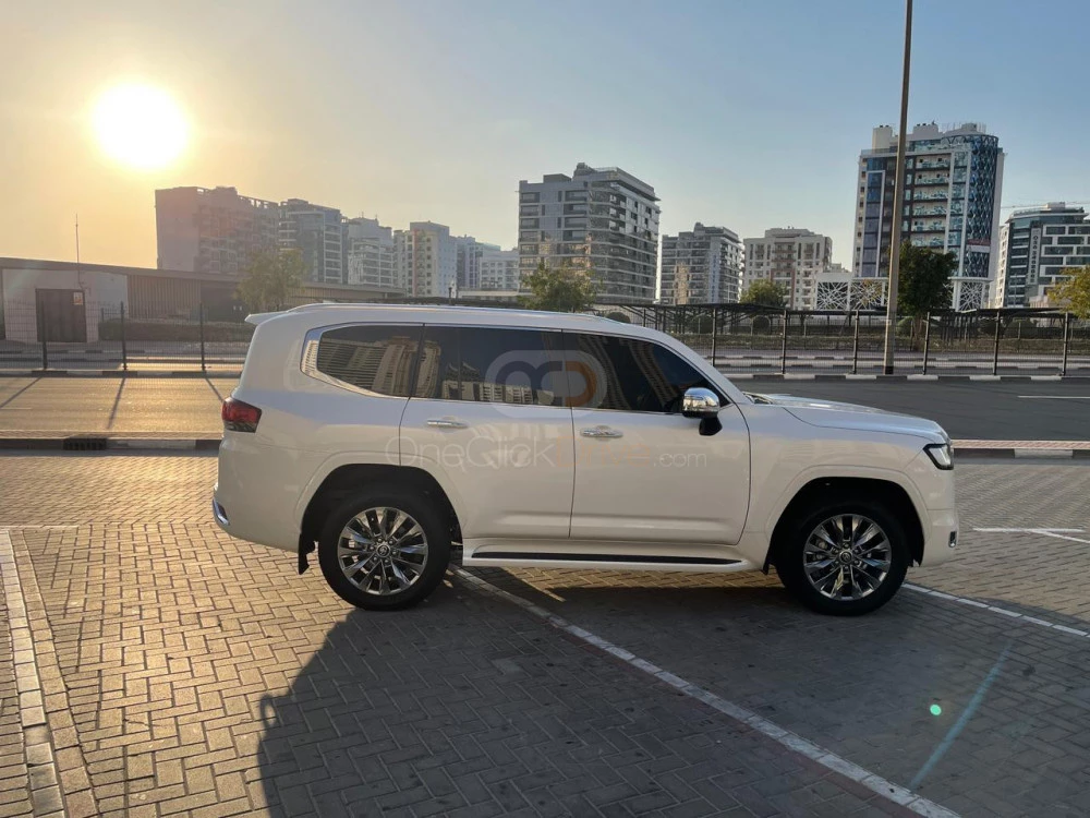 Blanco Toyota Land Cruiser VXR V8 2022 for rent in Dubai 3