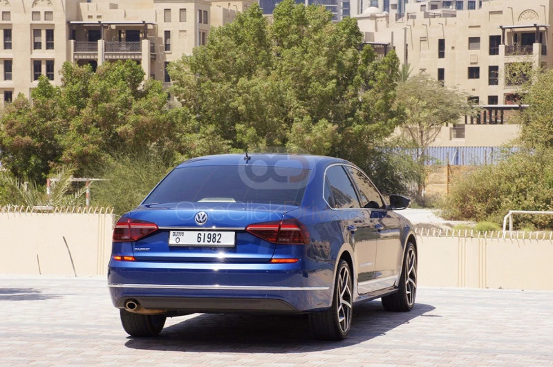 Azul Volkswagen Passat 2019 for rent in Dubai 9
